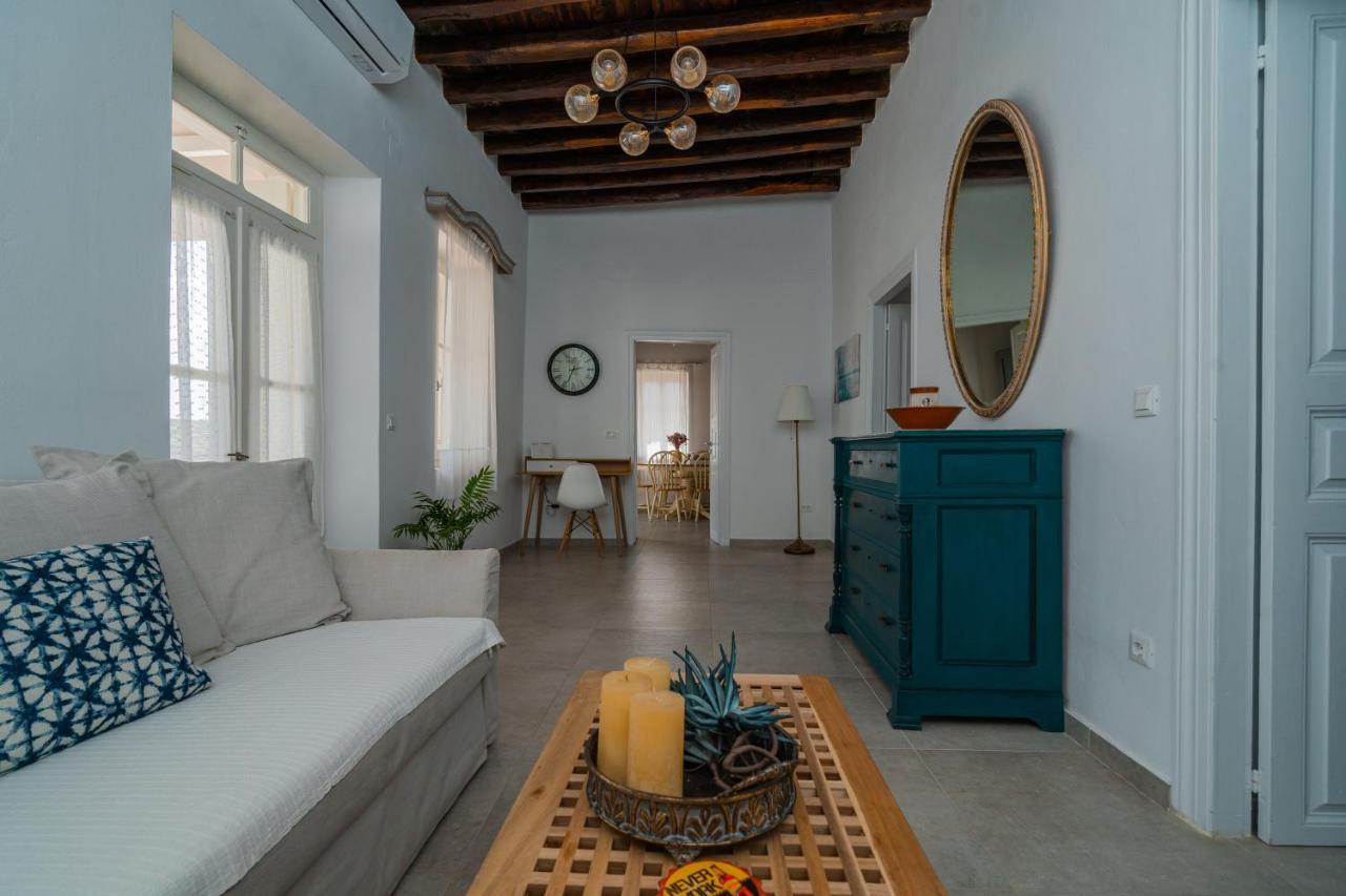 Komis Mansion Exámbela Екстериор снимка