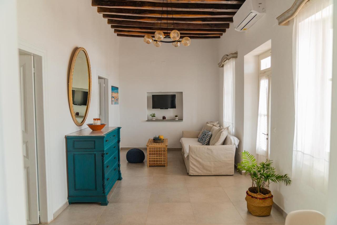Komis Mansion Exámbela Екстериор снимка