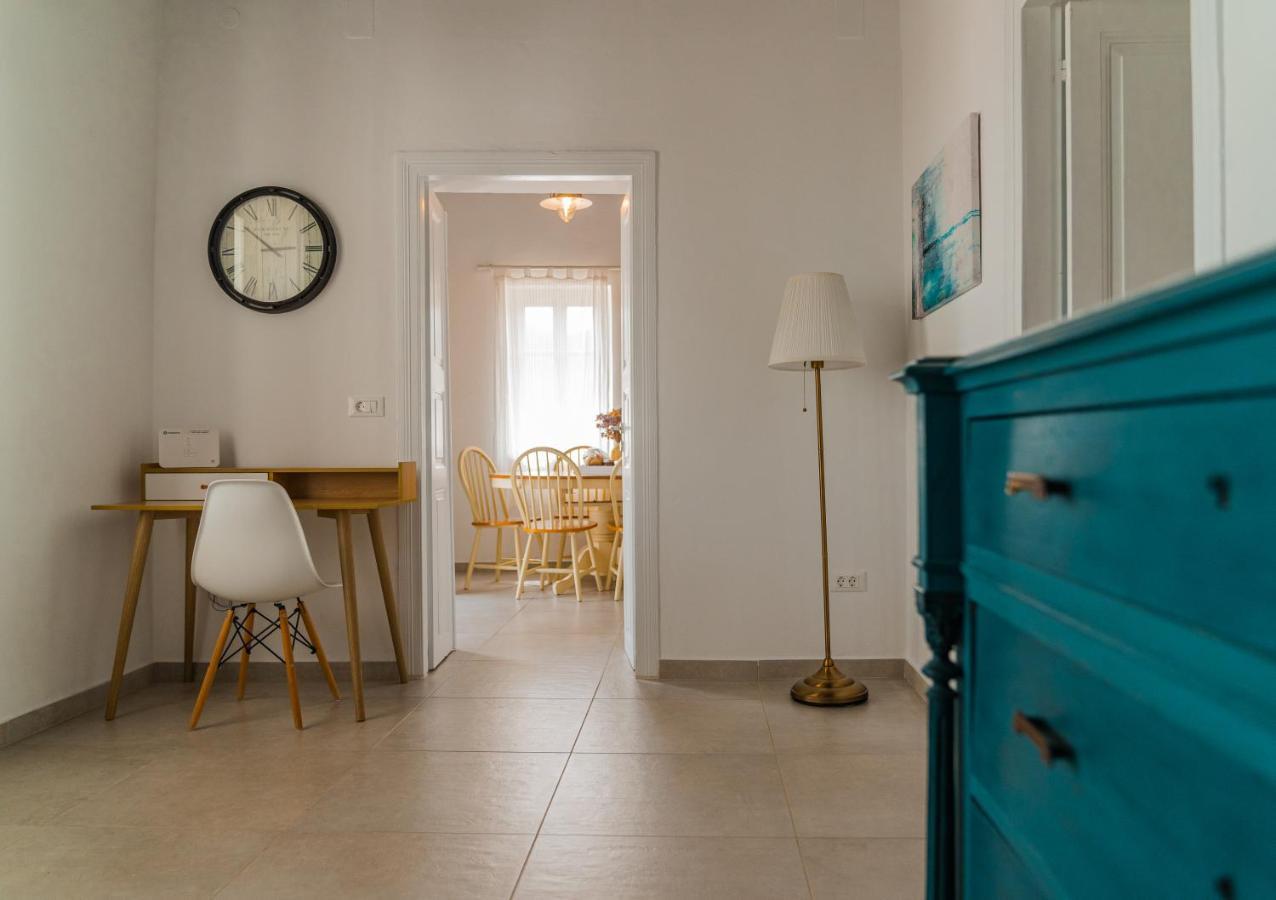 Komis Mansion Exámbela Екстериор снимка