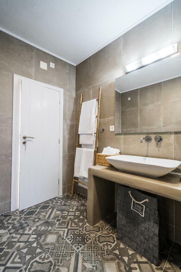 Komis Mansion Exámbela Екстериор снимка